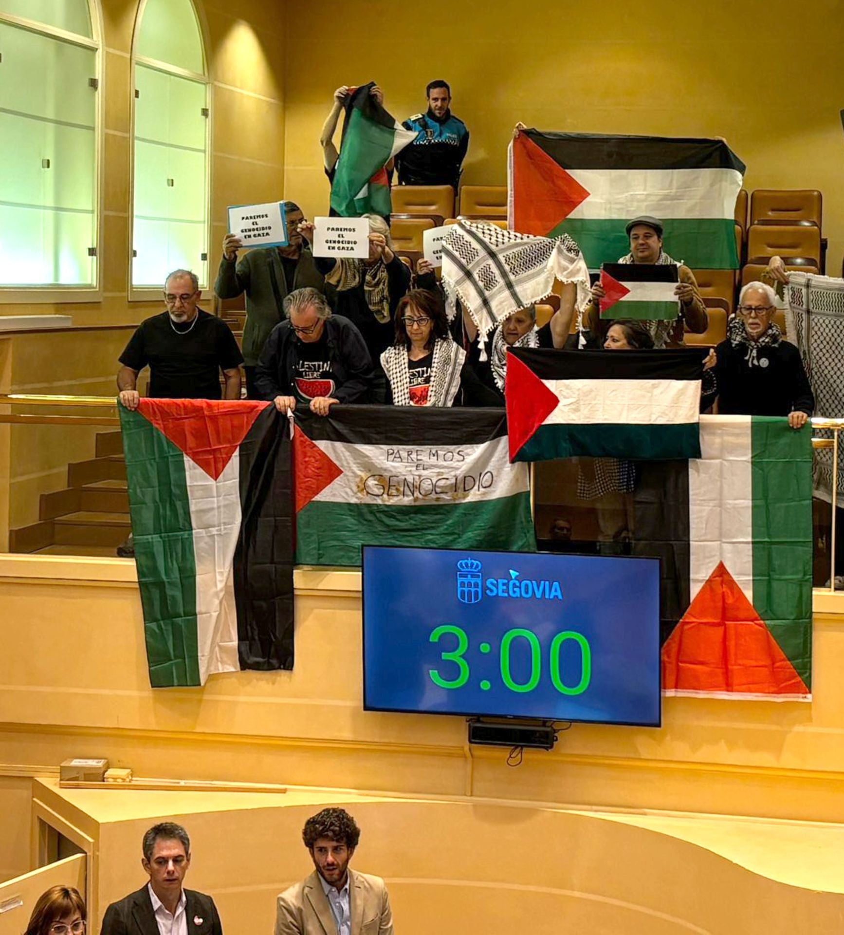 El polémico pleno municipal, en imágenes