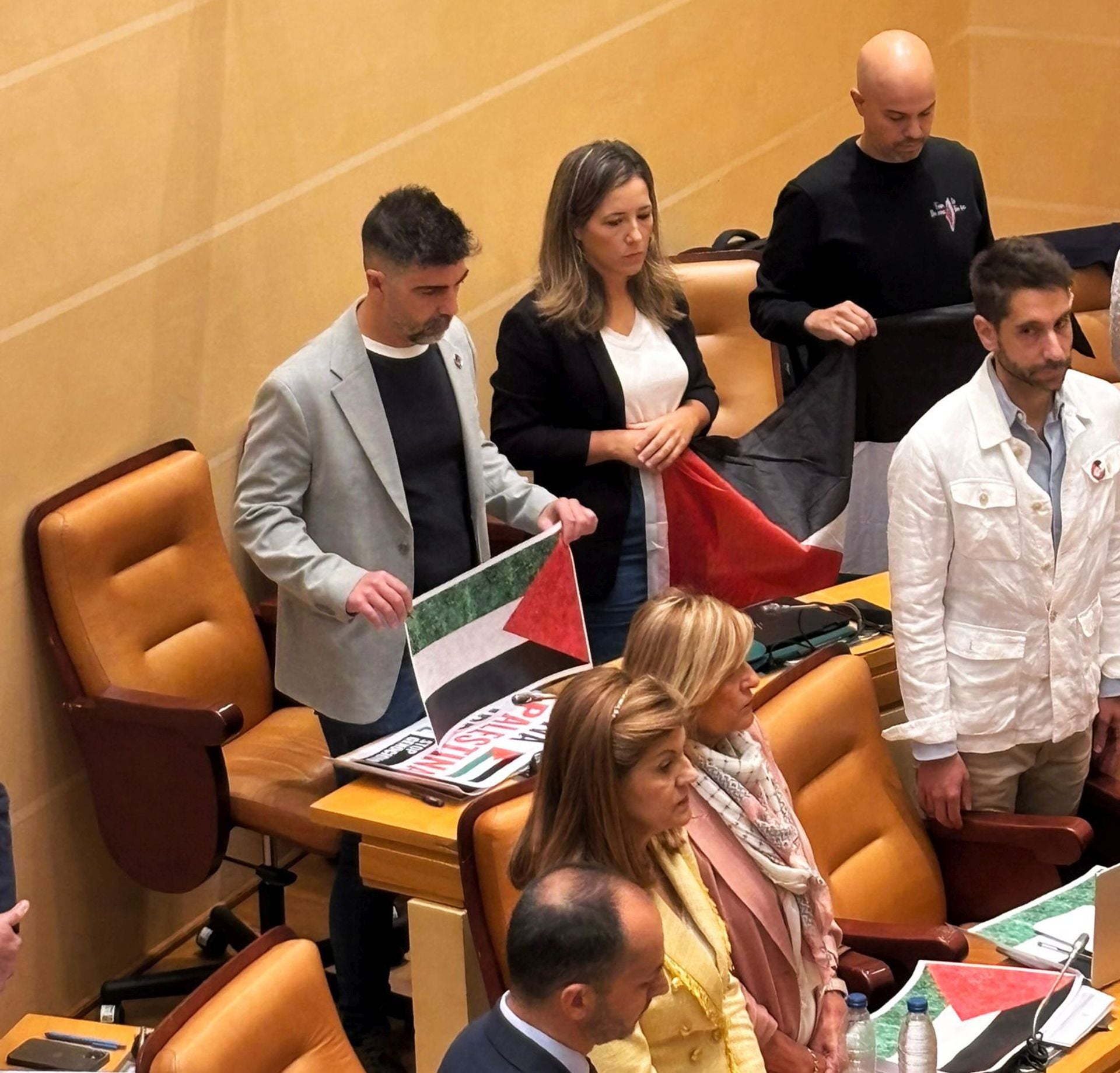 El polémico pleno municipal, en imágenes