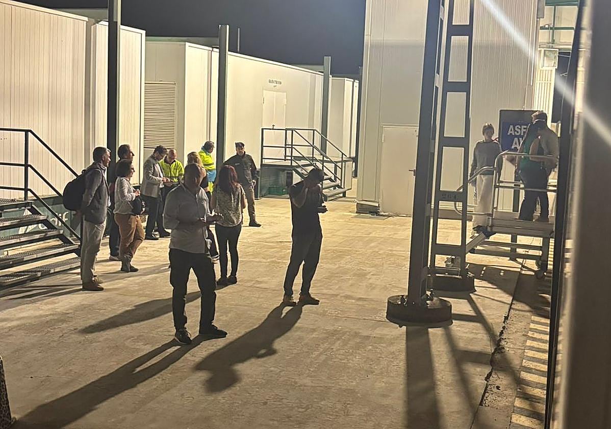 Varios de los pasajeros, en el intercambiador de Valdestillas.