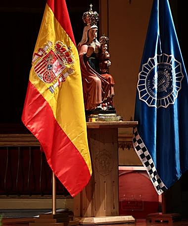 La talla de la Virgen de San Lorenzo sobre la peana tallada por el agente.