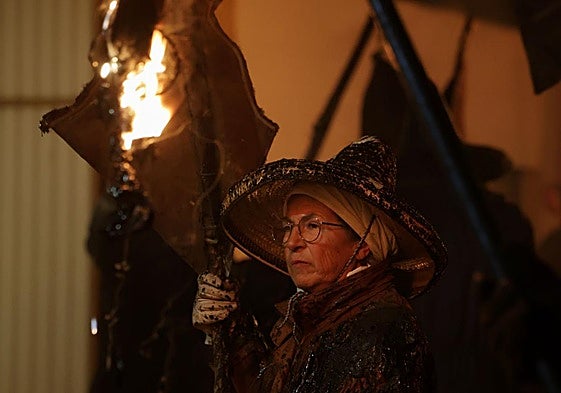 Las llamas de los pellejos al arder iluminaron un año más la noche de Mayorga