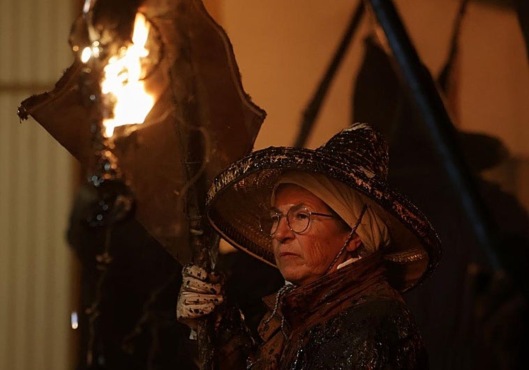 Las llamas de los pellejos al arder iluminaron un año más la noche de Mayorga