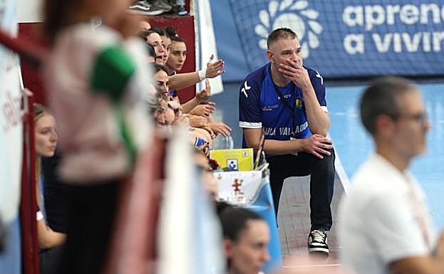 Salva Puig reflexivo al fondo, con Prades en primer término.