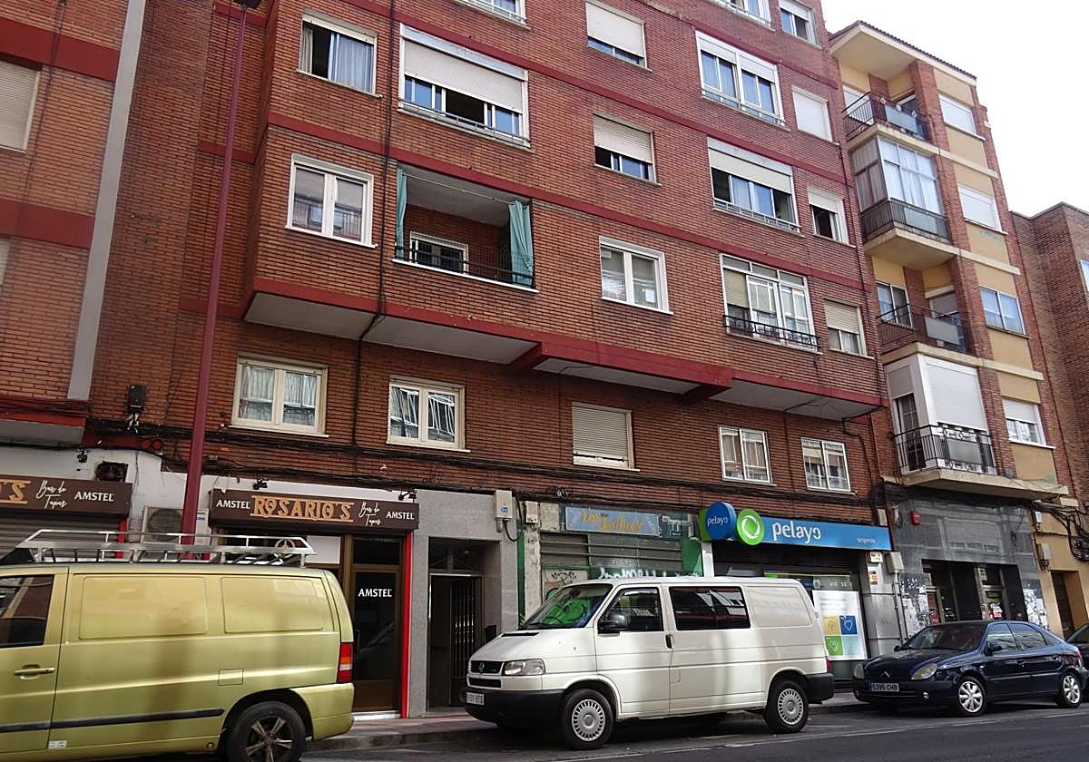 Exterior del inmueble del número 9 de la carretera de Rueda en el que se produjo el incendio.