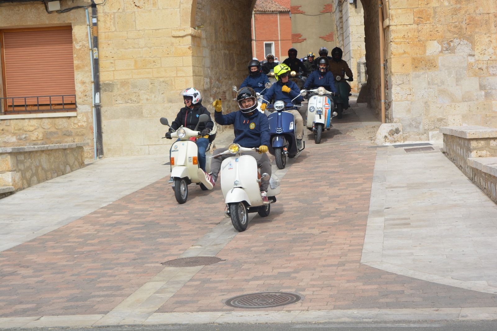 Así ha transcurrido la ruta de scooters y vespas por la provincia