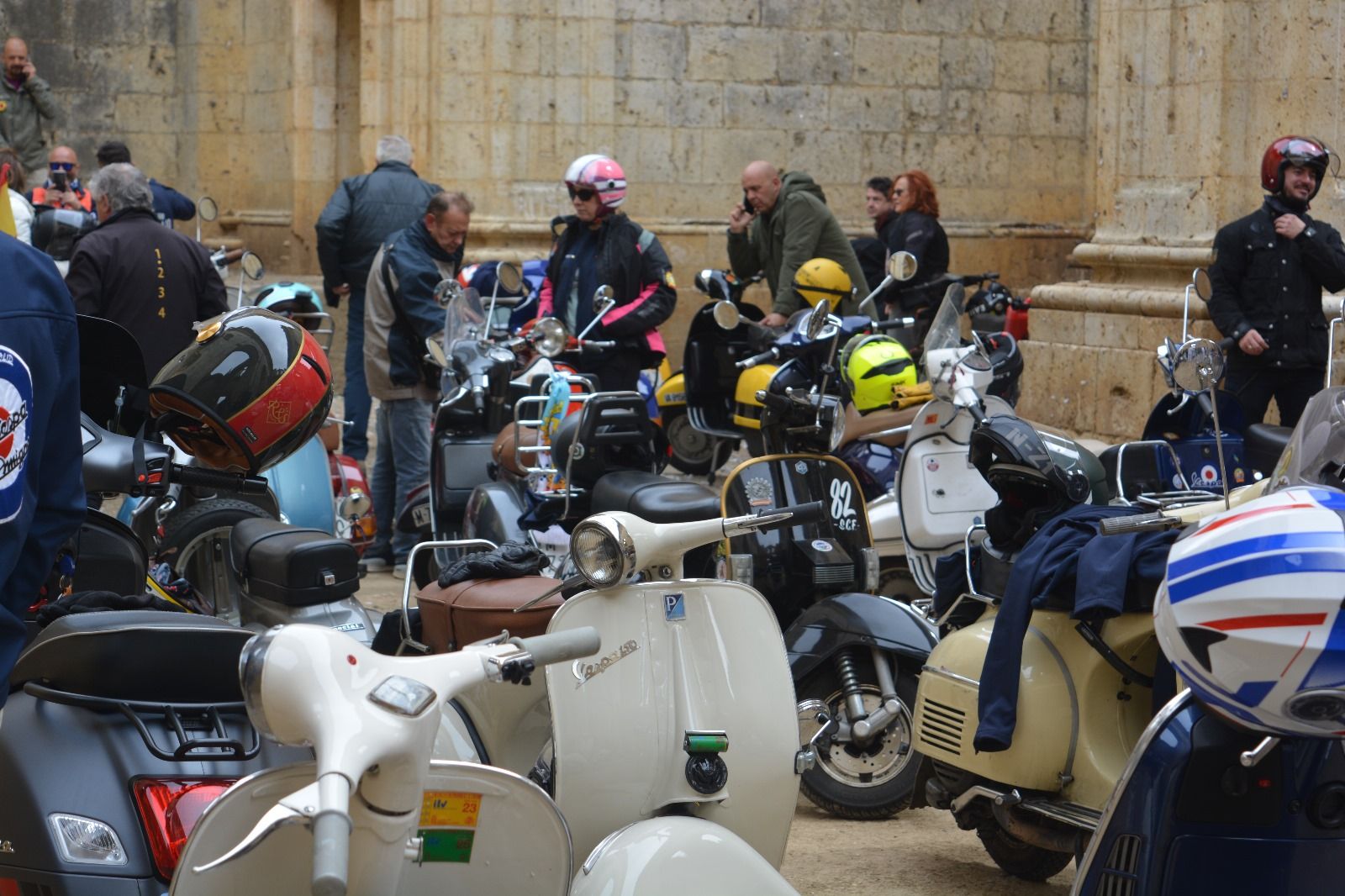 Así ha transcurrido la ruta de scooters y vespas por la provincia