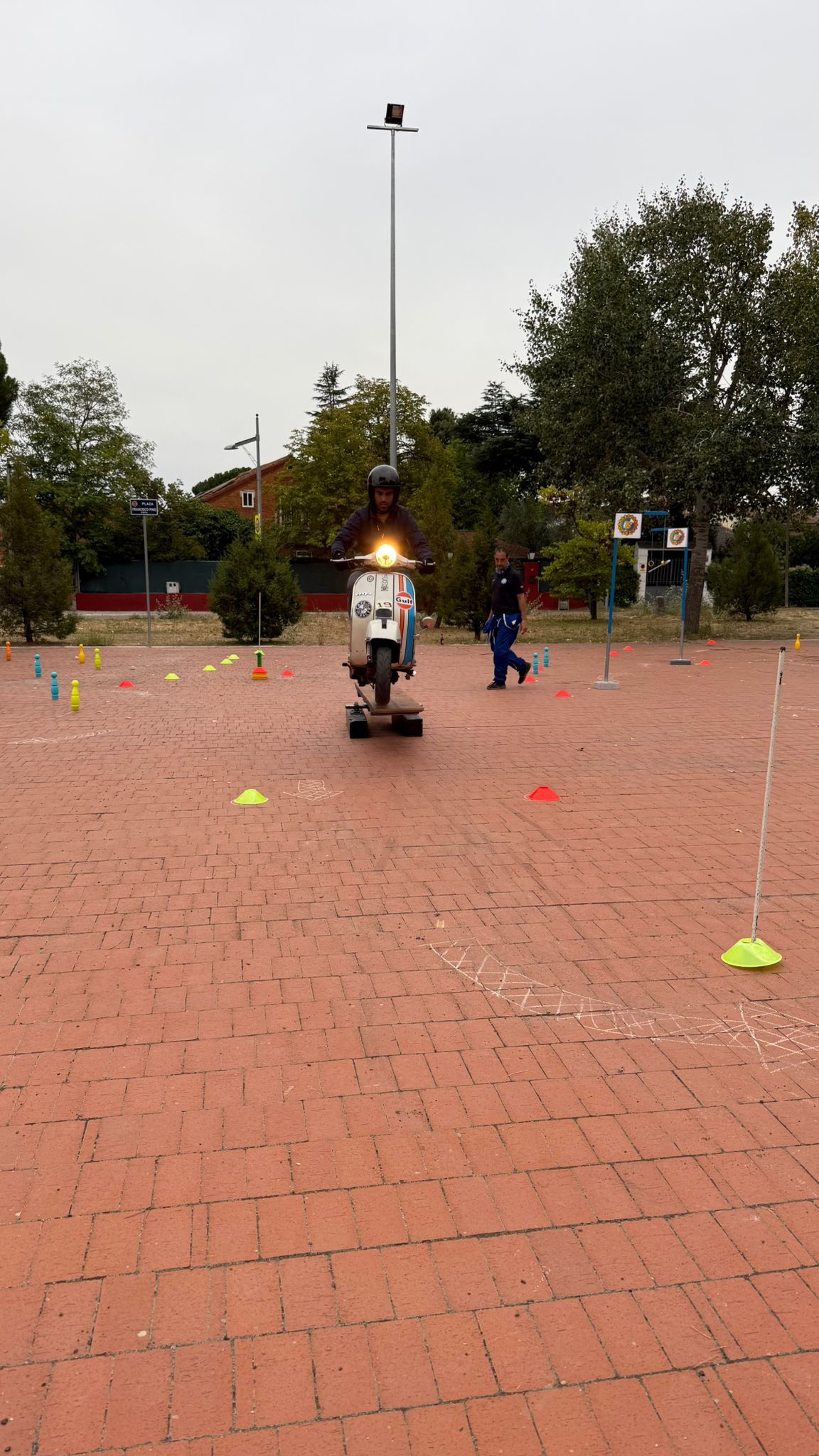 Así ha transcurrido la ruta de scooters y vespas por la provincia