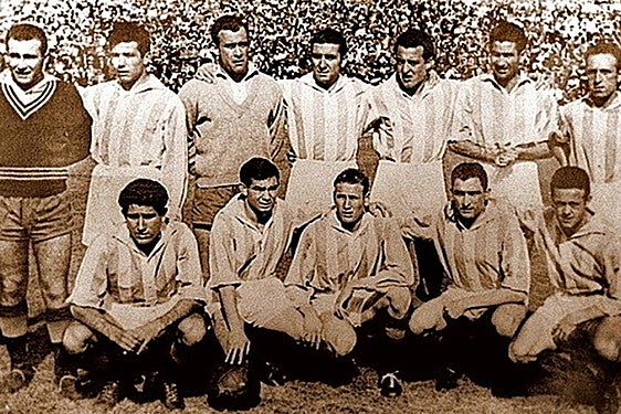Un equipo blanquivioleta de la temporada 1955-56, prácticamente igual al que derrotó a la Cultural Leonesa, con el único cambio de José Luis en lugar de Gallet. En la fila de pie: Benegas., Domingo, Saso, Tini, Lesmes y Losco. Agachados: Matito, Cerdán, Murillo, José Luis y Valdés.