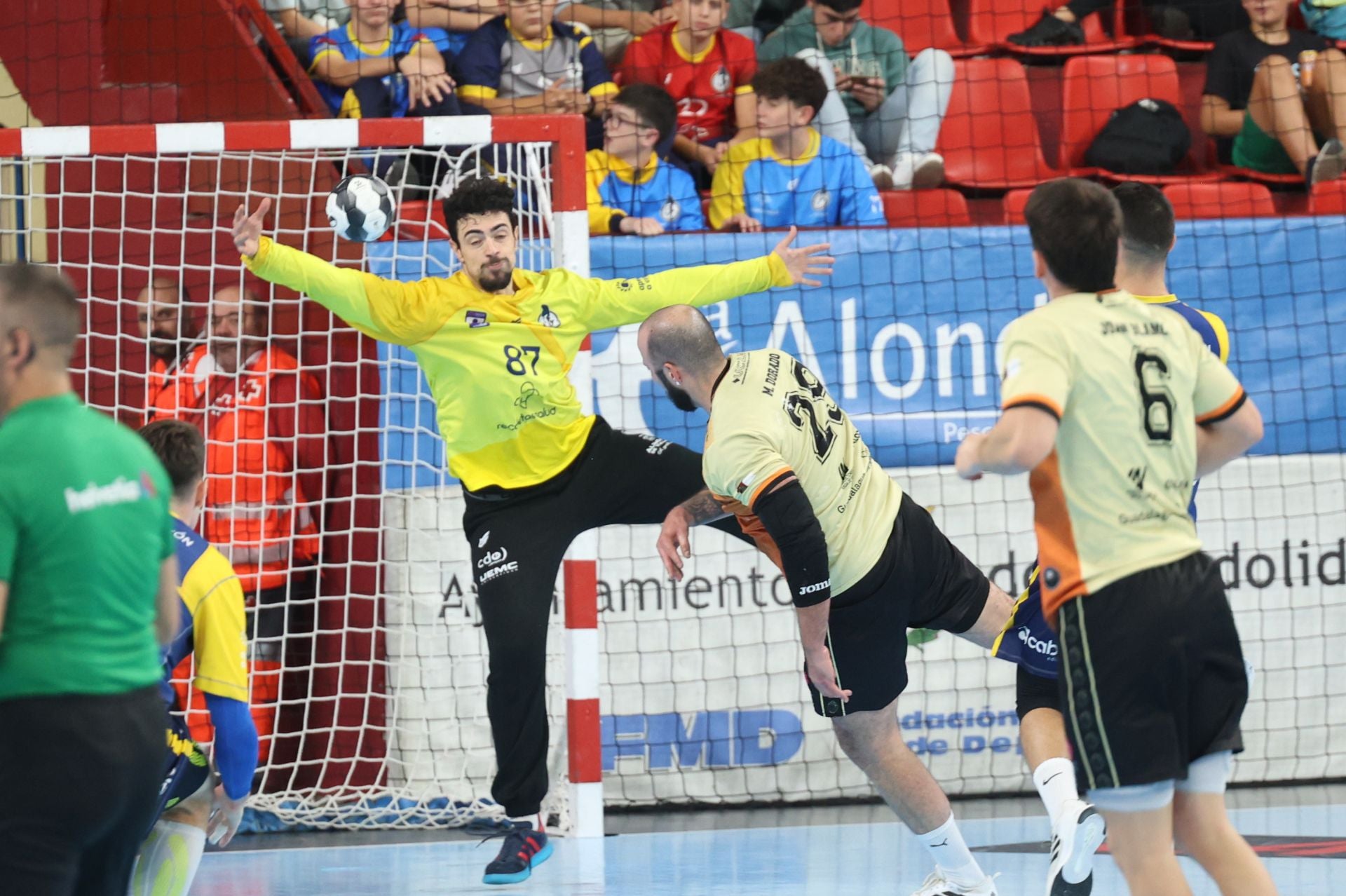 Fotos del partido entre el Balonmano Atlético Valladolid y el Guadalajara