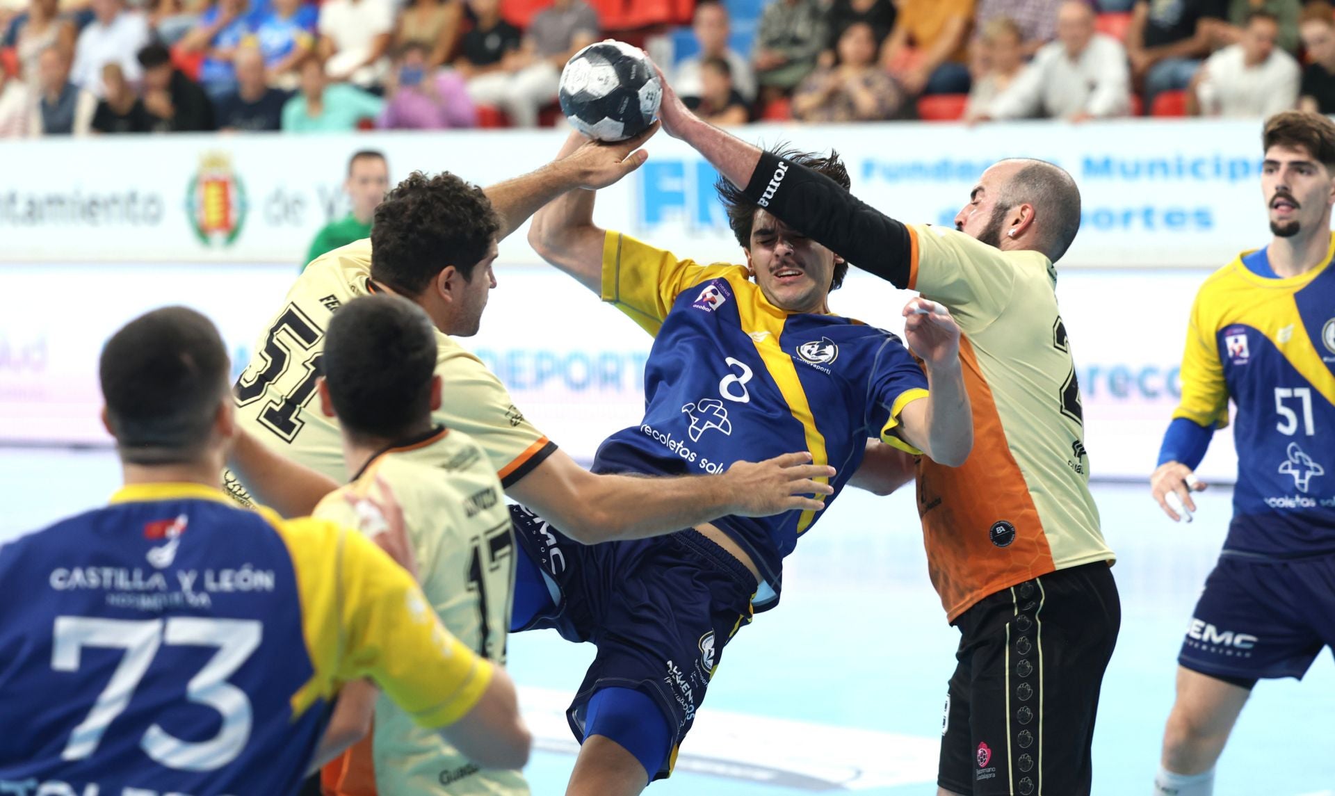 Fotos del partido entre el Balonmano Atlético Valladolid y el Guadalajara