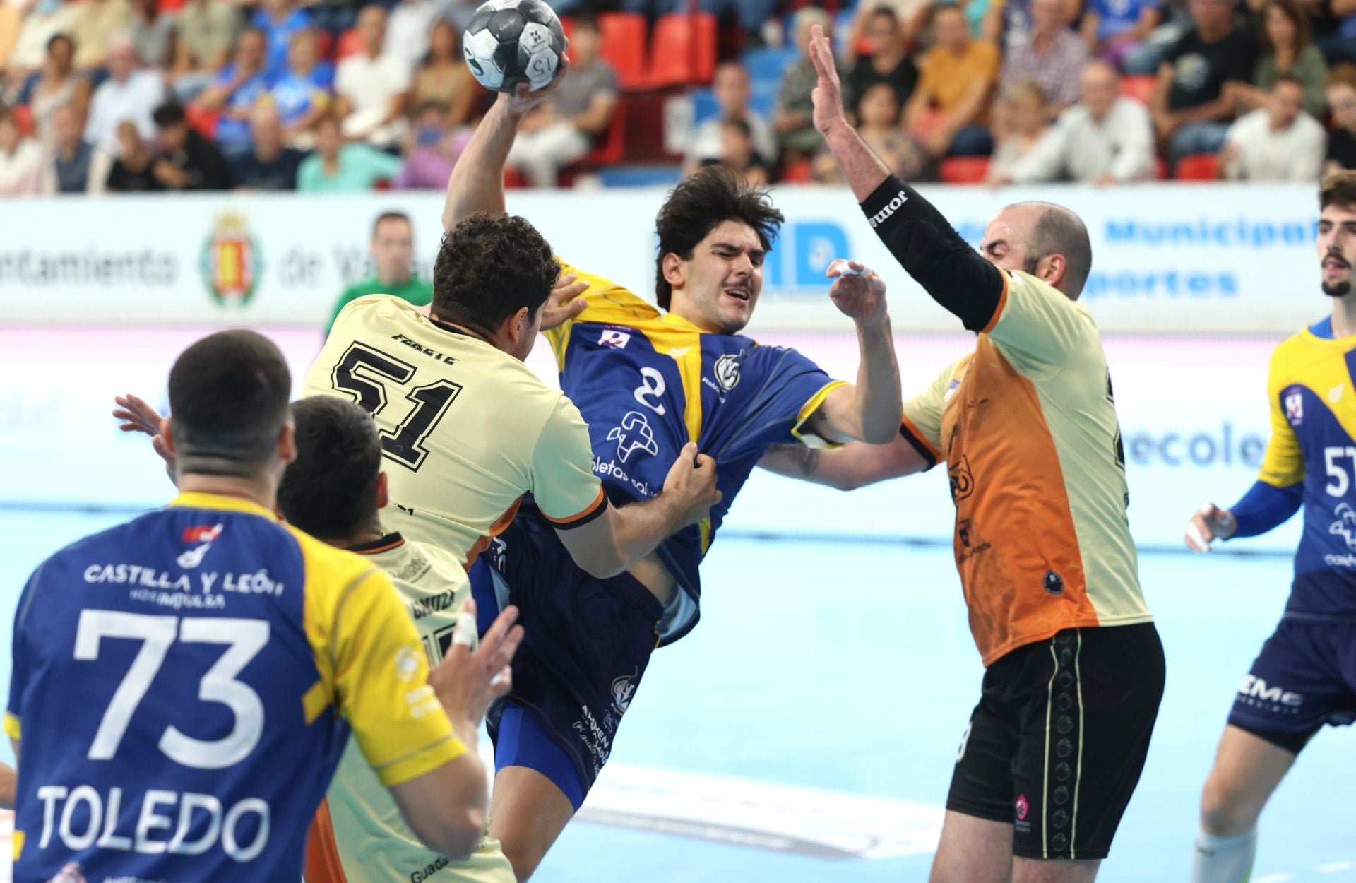 Fotos del partido entre el Balonmano Atlético Valladolid y el Guadalajara