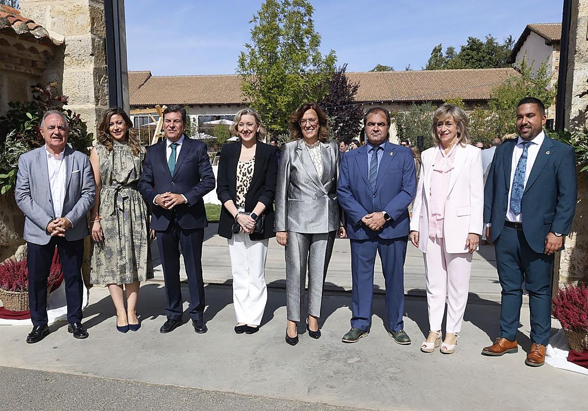 La presidenta de la Diputación de Palencia, la vicepresidenta de la Junta y el consejero Carriedo, con diputados provinciales y el delegado de la Junta, en el Día de la Provincia.