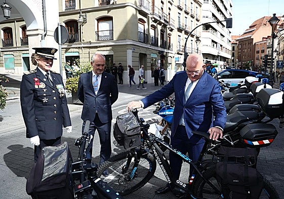 El alcalde, Jesús Julio Carnero (derecha), en la exhibición de medios de la Policía Local junto a la superintendente jefa y el concejal de Seguridad Ciudadana.