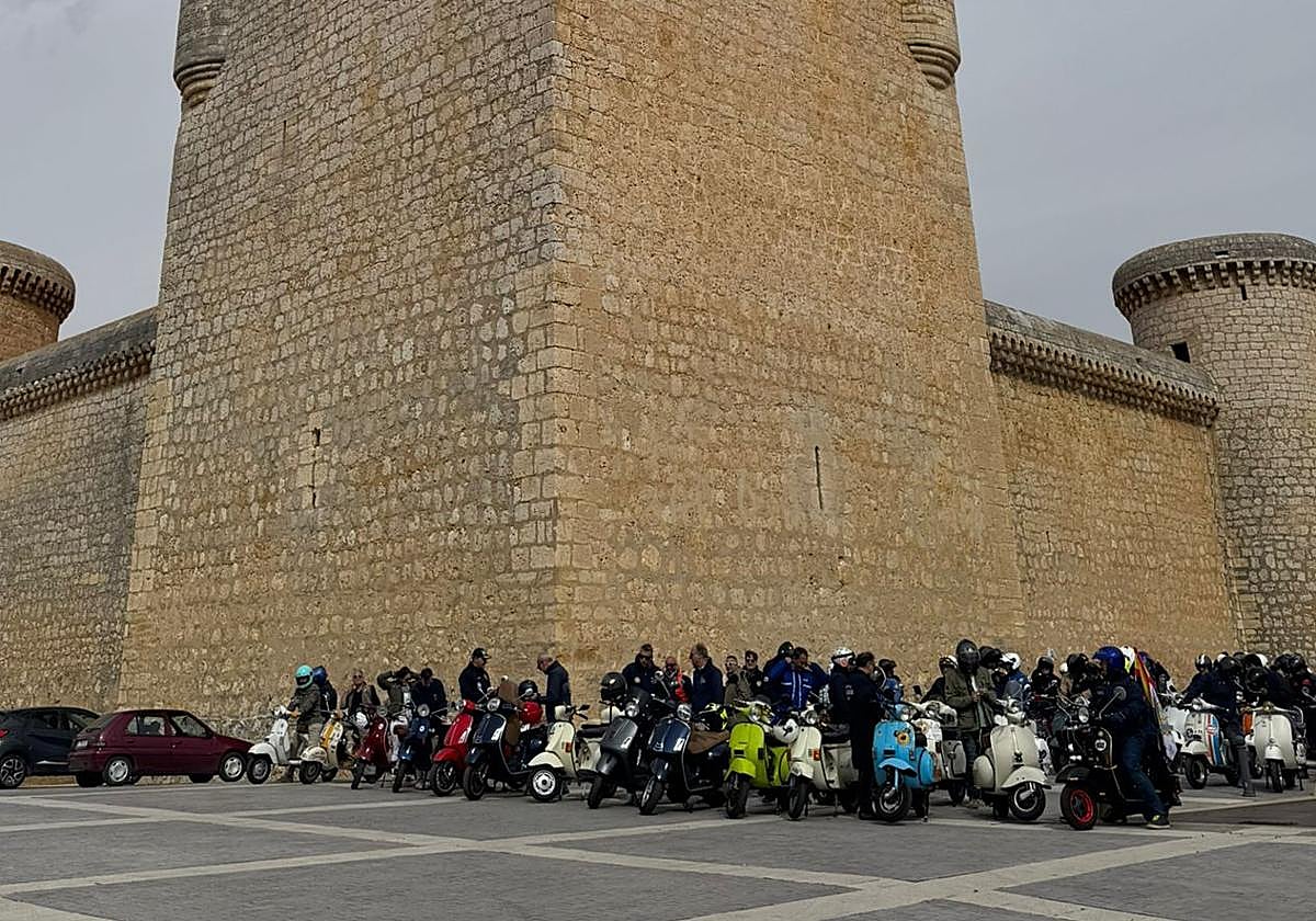 Las motos se concentraron en la explanada del Castillo de Torrelobatón