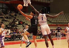 El UEMC coge carrerilla y suma su tercer triunfo consecutivo en Gijón