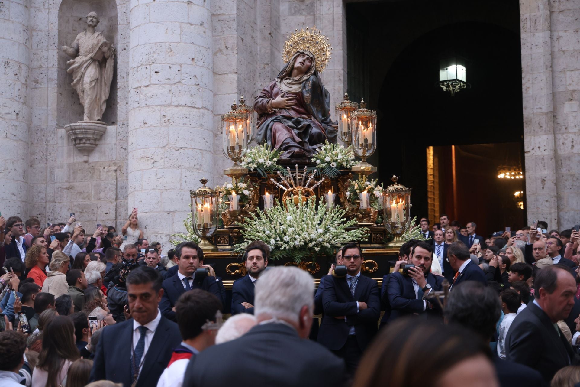 Las fotos de la procesión de clausura de la Misión evangelizadora Cofradía de Nuestra Señora de las Angustias