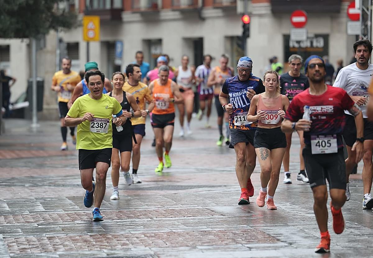 La fina lluvia no impidió el normal transcurrir de la prueba por las calles de Valladolid.