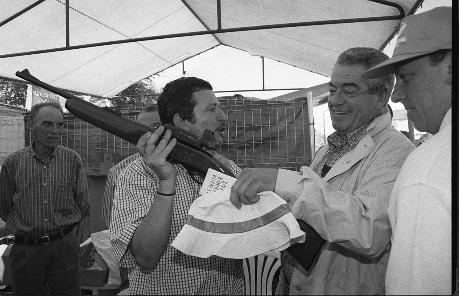 Francisco Jambrina, en aquel momento consejero de Medio Ambiente, durante la II edición de la Feria de la Caza y la Pesca celebrada en Matapozuelos. 11 de julio de 1998.