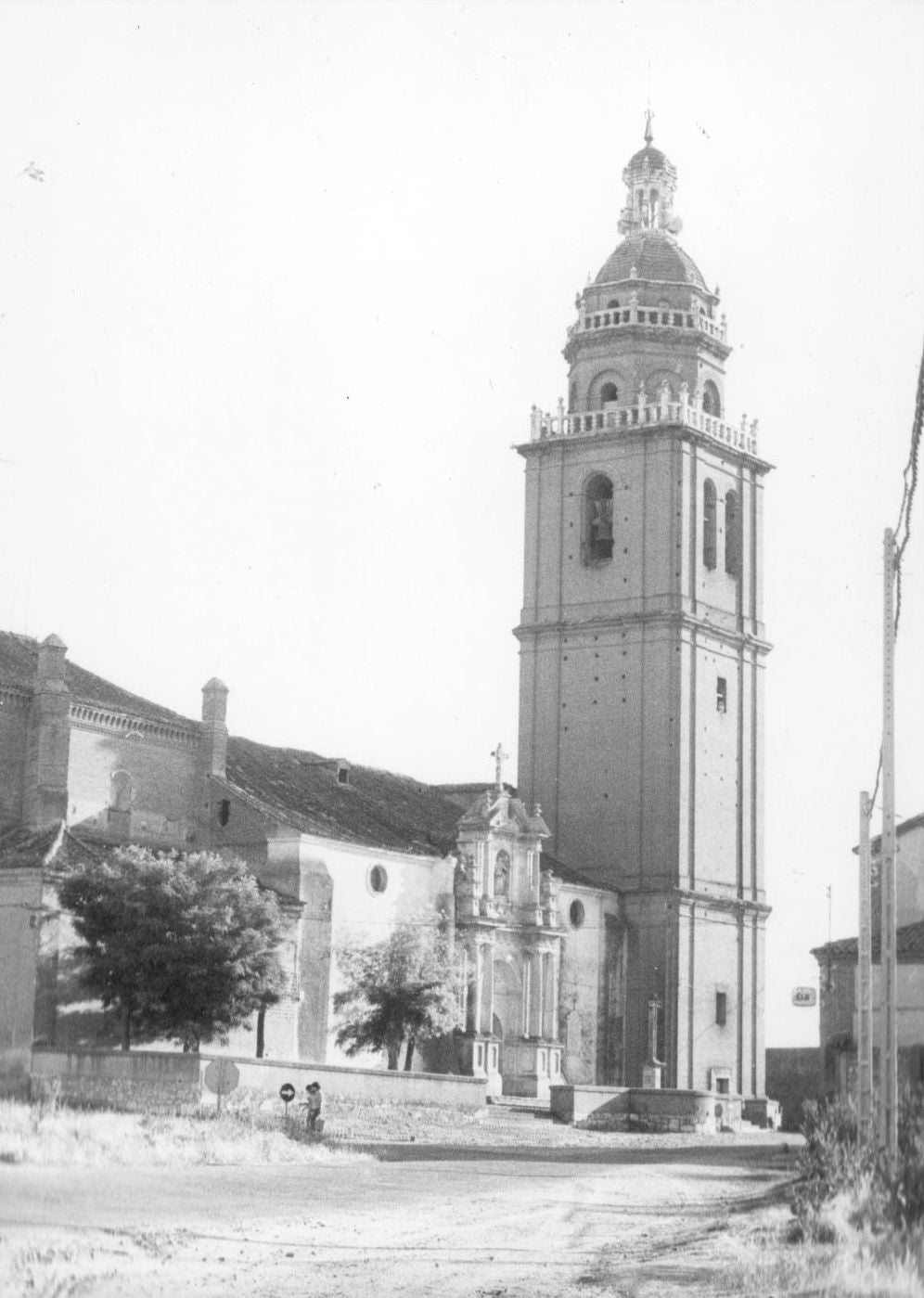 La iglesia de Santa María Magdalena, declarada Bien de Interés Cultural. Su prominente torre es conocida popularmente en la localidad como 'La Giralda de Castilla'.