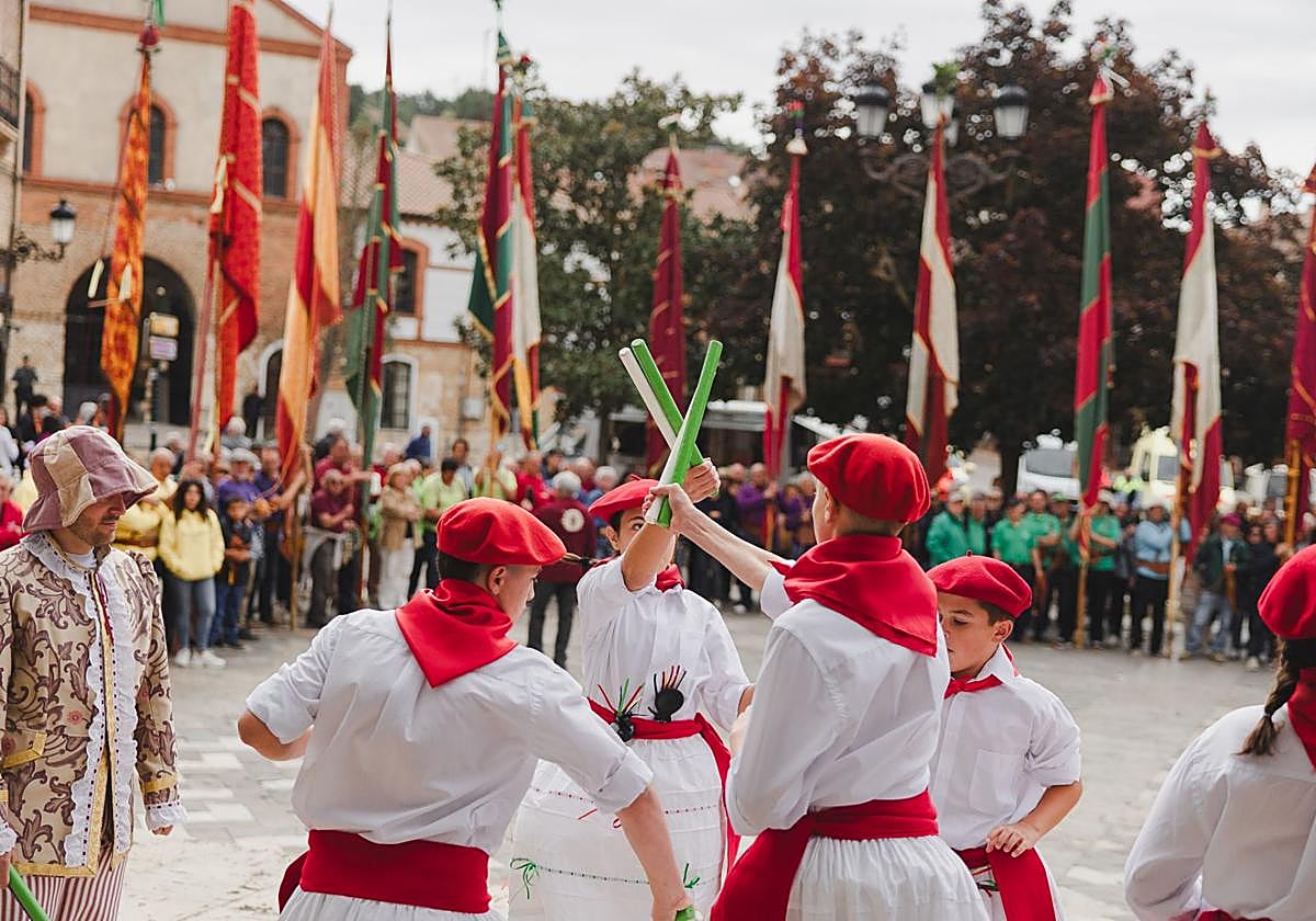 Los danzantes animan la fiesta popular del Día de la Provincia, este domingo en Saldaña.