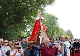 La Virgen de Garón, portada en procesión.