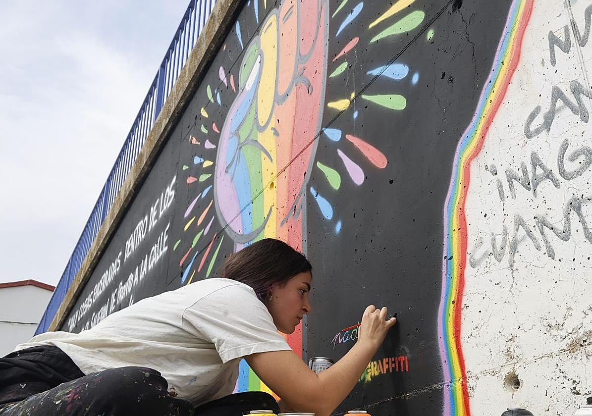 Nadia Bilbao, que junto a Chisco, plasmó el rechazo a la homofobia en un grafiti, este domingo en Venta de Baños.