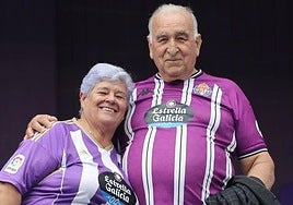 Dos aficionados posan juntos en la grada antes del Real Valladolid-Cultural Leonesa.