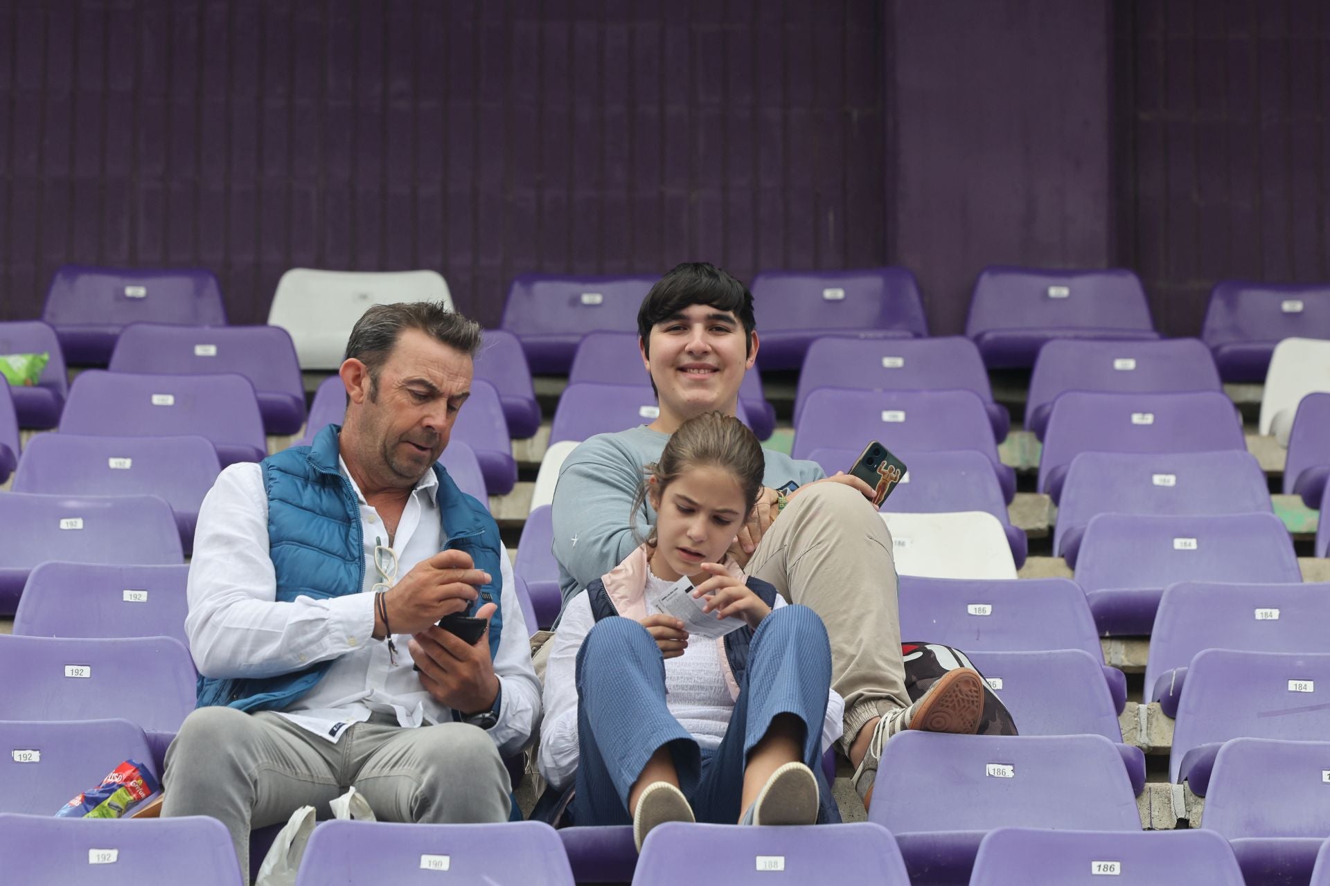 Búscate en la grada del Real Valladolid-Cultural Leonesa 1/4