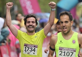 Uno de los corredores celebra con los puños en alto su llegada a la meta de la Media Maratón Ciudad de Valladolid.