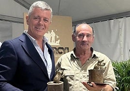 José Manuel Merino (derecha) tras recibir el galardón.