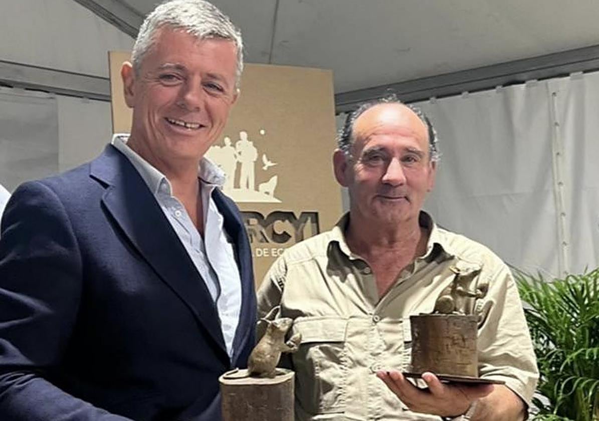José Manuel Merino (derecha) tras recibir el galardón.