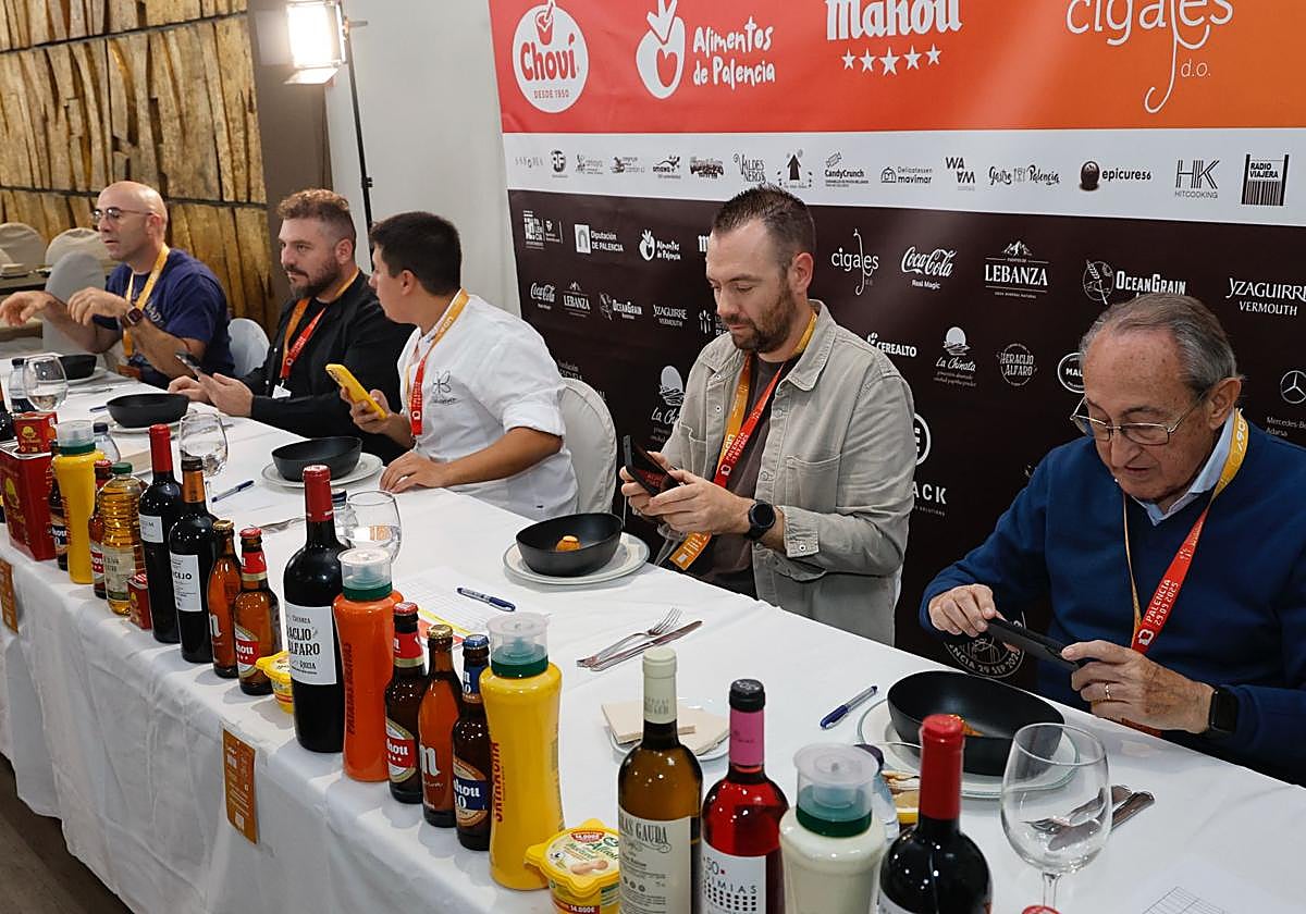 Julio Valles, presidente de la Academia de Gastronomía de Castilla y León, a la derecha, junto a los otros miembros del jurado, prueban los platos a concurso.