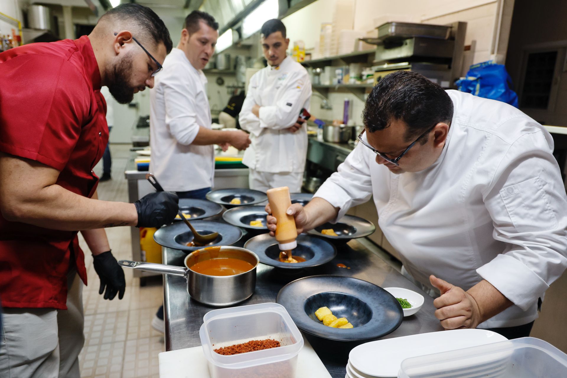 Así se cocina en el Concurso Internacional de Patatas Bravas