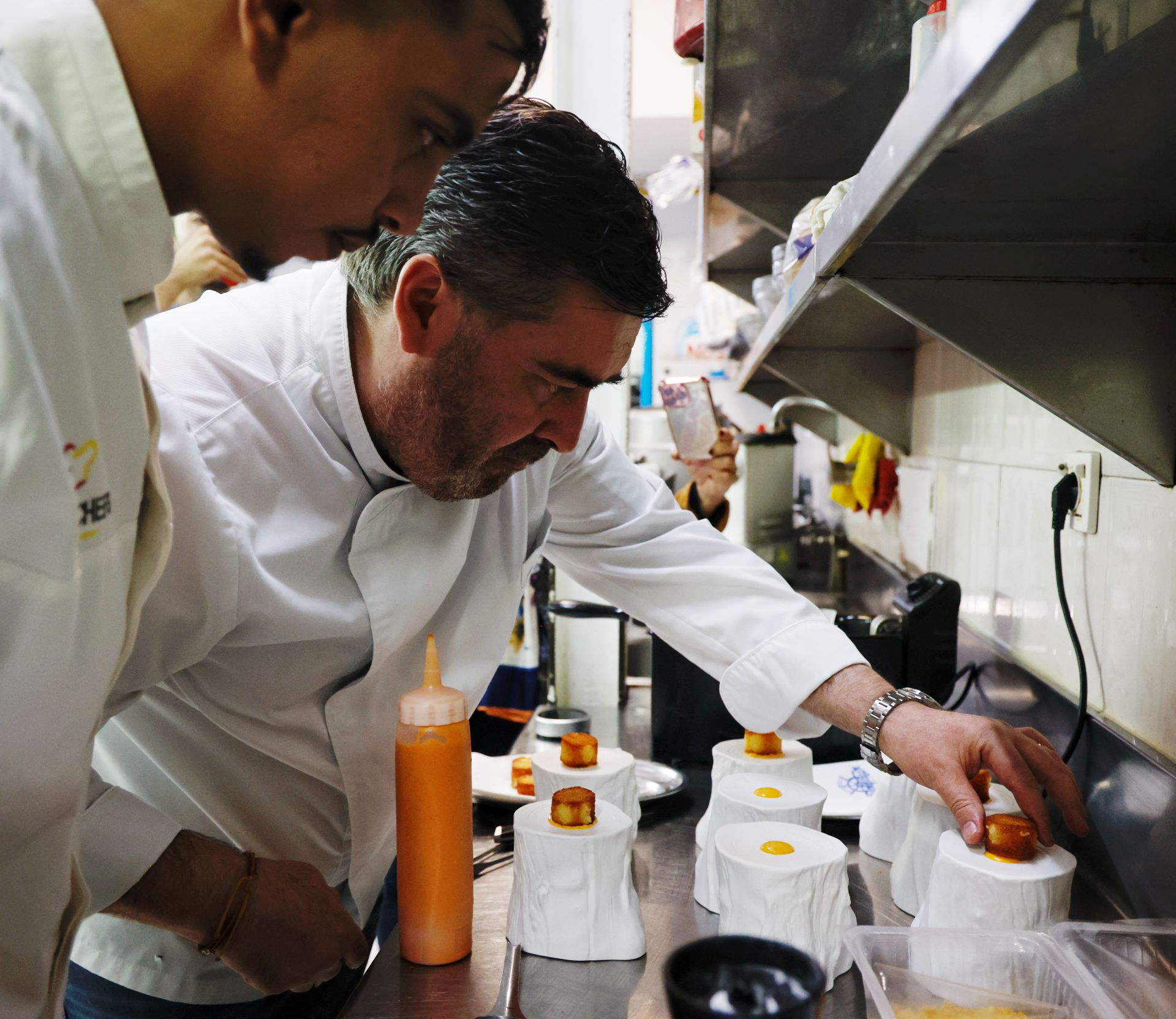 Así se cocina en el Concurso Internacional de Patatas Bravas
