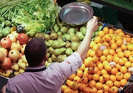 El trabajador de un supermercado durante una jornada laboral.