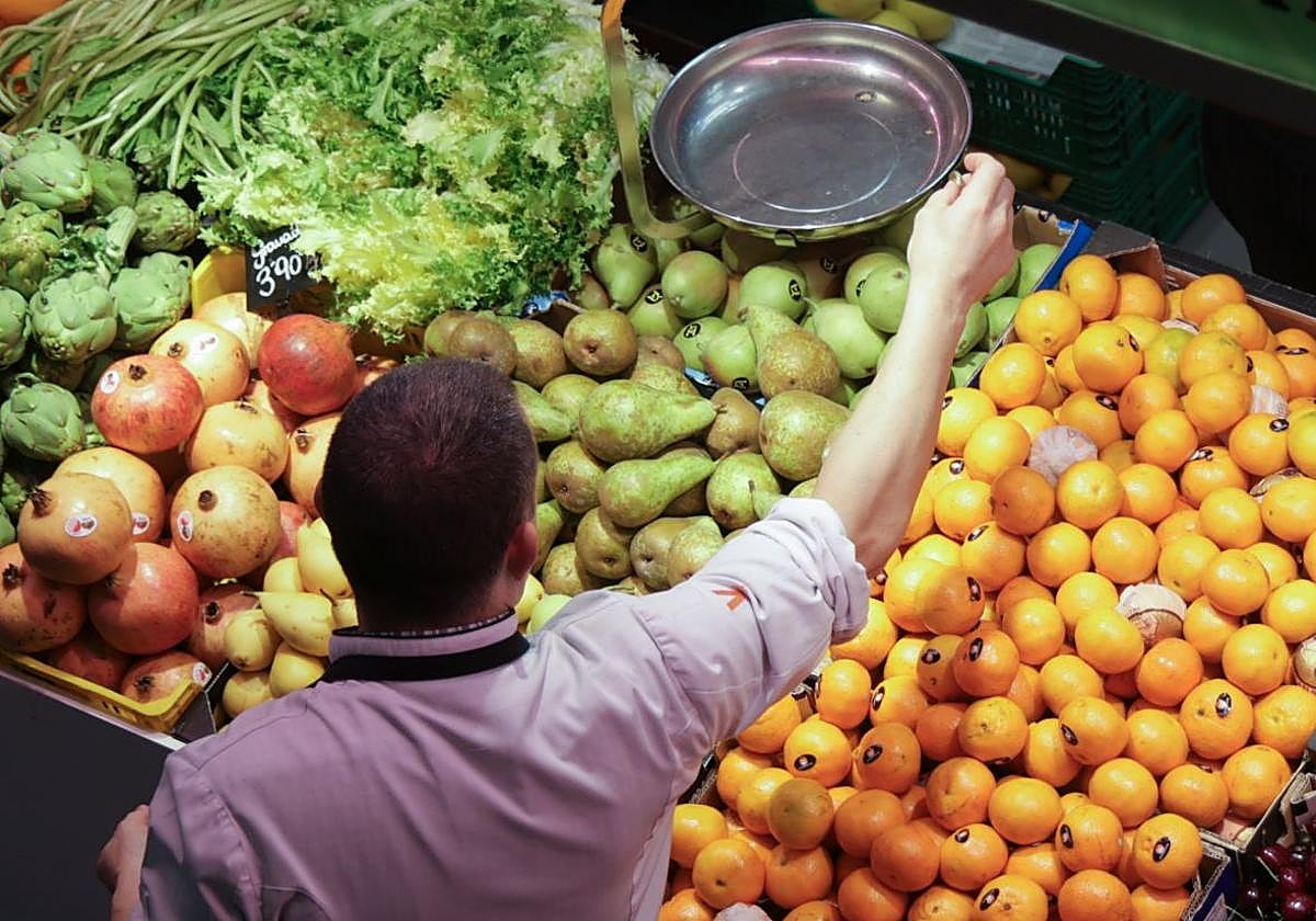 El trabajador de un supermercado durante una jornada laboral.