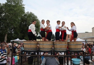 Serrada despide su Fiesta de la Vendimia con la tradicional pisada de la uva