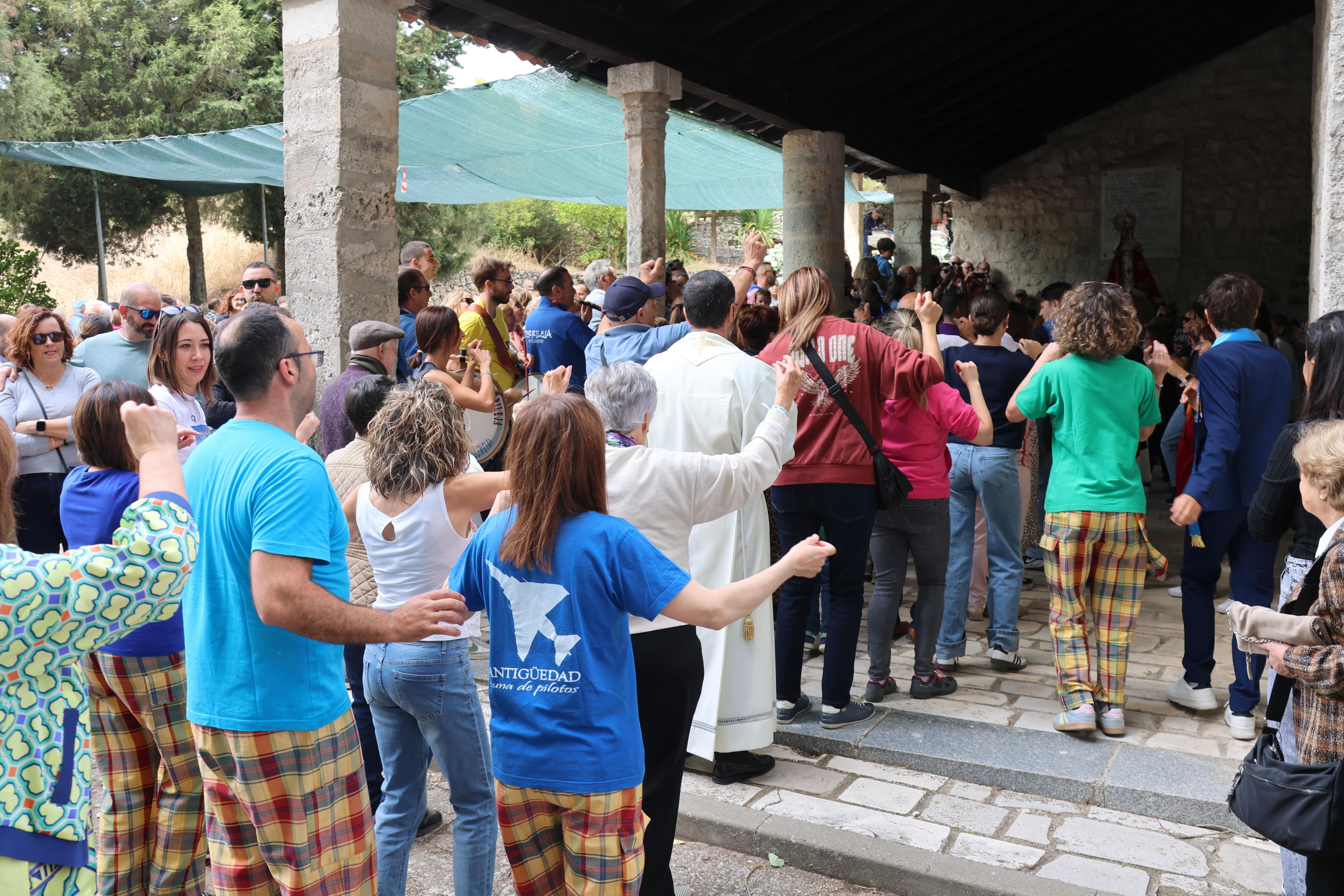 Antigüedad se rinde a la Virgen de Garón