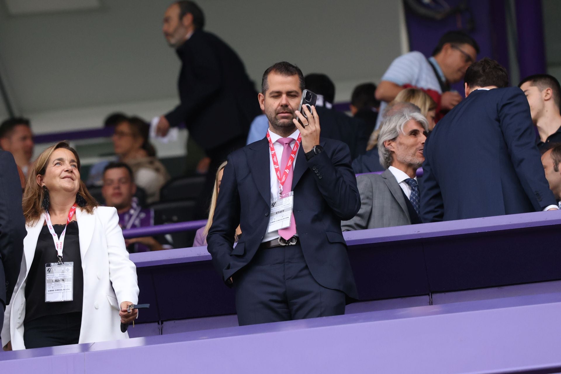 El copresidente del club, Gabriel Solares, atiende al teléfono en el palco el pasado domingo.