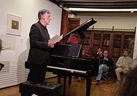 Diego Fernández Magdaleno comenta el programa del concierto con el público.