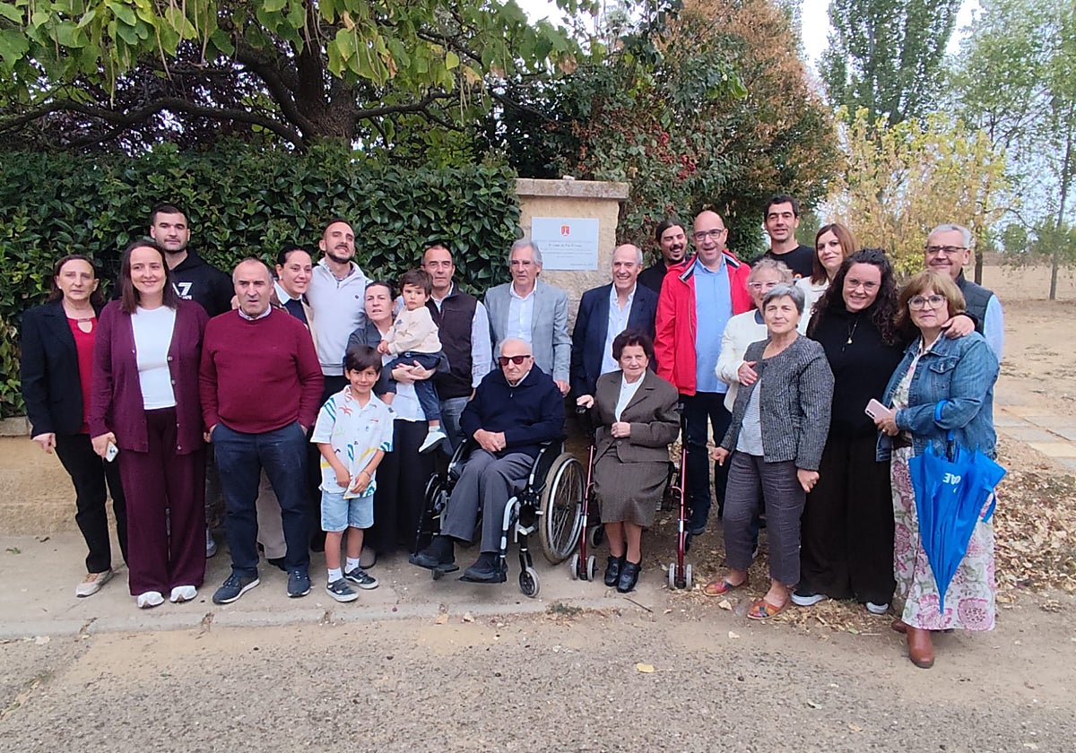 Lino de Paz con el alcalde de Bolaños y familiares junto a la placa descubierta en la entrada del parque