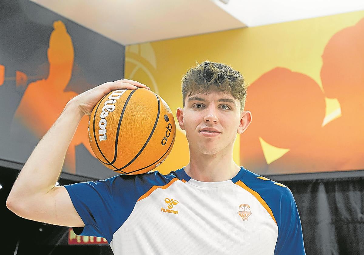 Sergio de Larrea posa tras un entrenamiento con Valencia Basket.