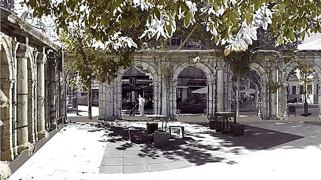 Imagen después - Estado actual de la plaza de San Juan, en la esquina que mira a las calles Reyes y Don Sanchos, y recreación del emplazamiento con la arquería del convento de La Merced.