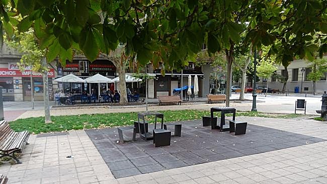 Imagen antes - Estado actual de la plaza de San Juan, en la esquina que mira a las calles Reyes y Don Sanchos, y recreación del emplazamiento con la arquería del convento de La Merced.