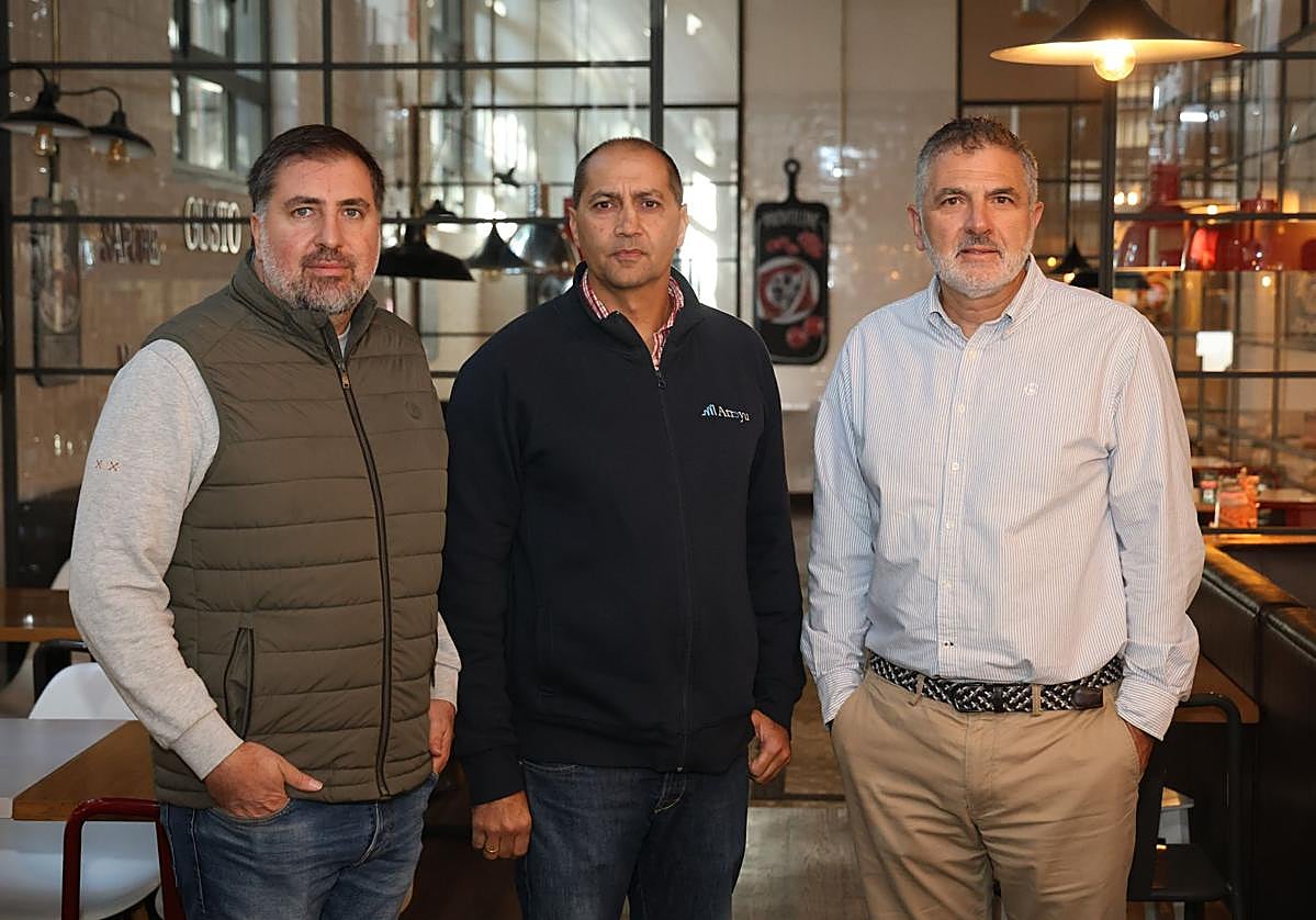 Álvaro Hernández, Manolo Ramos y Domingo Cano, presidente del CDU.