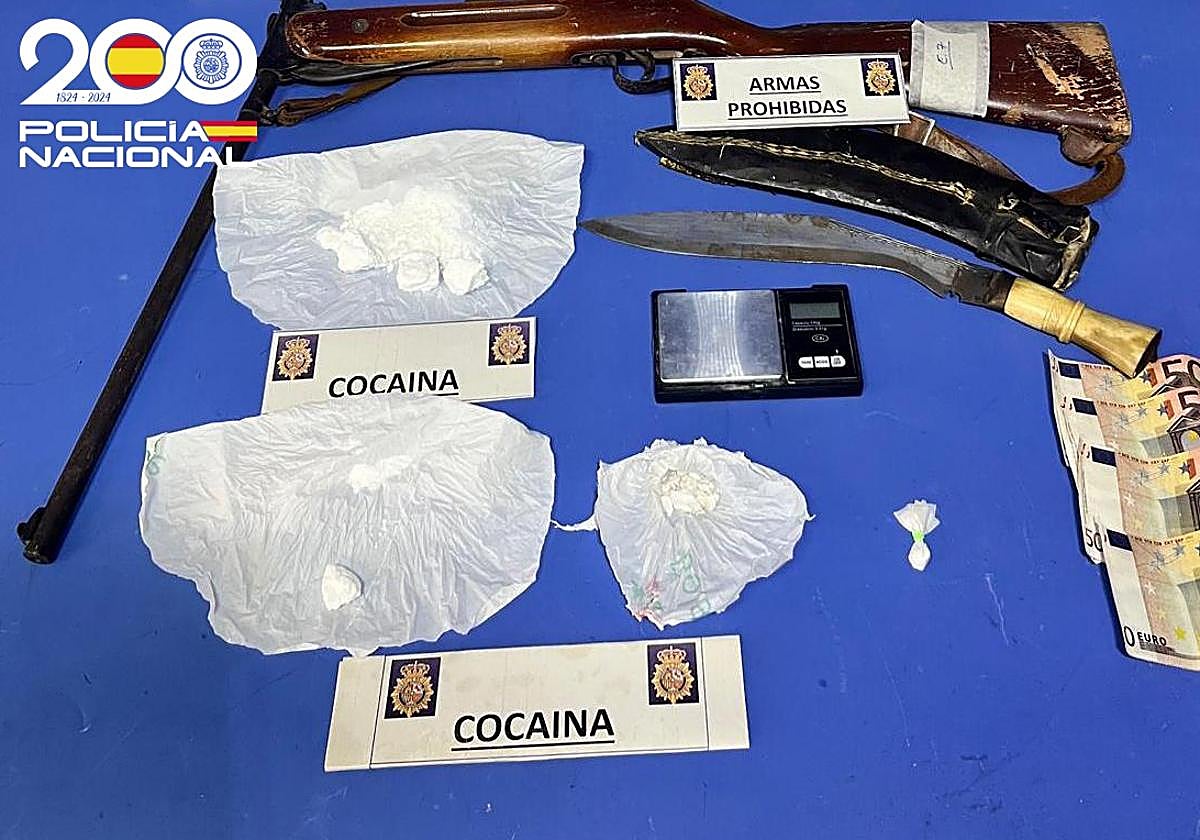 Los agentes intervinieron droga y armas.