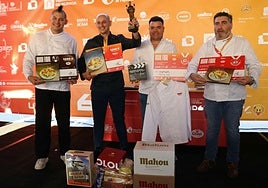 Los ganadores del concurso posan con los premios.
