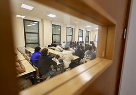 Alumnos en la Facultad de Filosofía y Letras en la apertura del curso universitario.