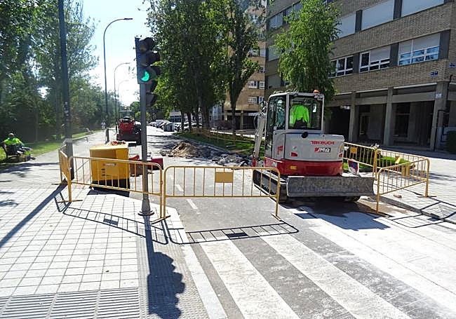 Trabajos de la red de calor al inicio de la calle Arzobispo José Delicado.