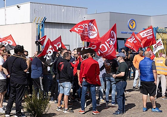Concentración de trabajadores de Frenos y Conjuntos este lunes delante de la fábrica.